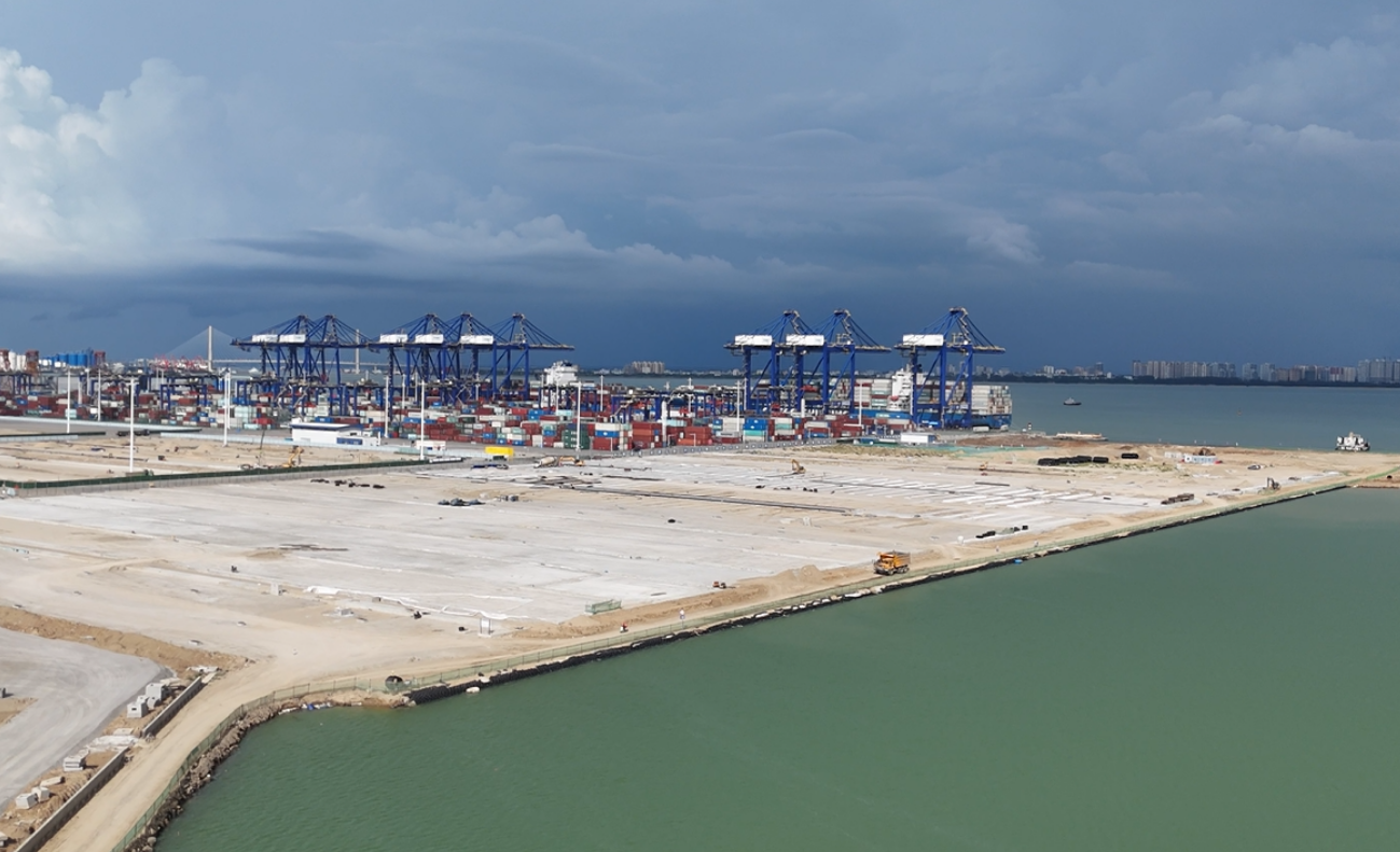 海南洋浦區(qū)域國際集裝箱樞紐港擴(kuò)建工程項目現(xiàn)場。人民網(wǎng)記者 牛良玉攝