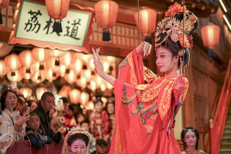 △2024年10月2日，陜西省西安市長(zhǎng)安十二時(shí)辰主題街區(qū)的“唐潮”系列沉浸式表演。