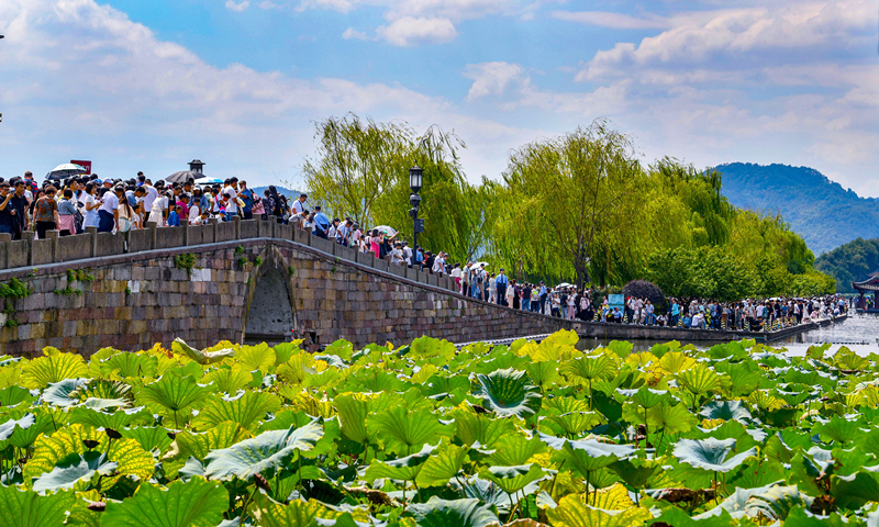 2024年10月4日，杭州西湖景區(qū)迎來國慶假期旅游高峰。