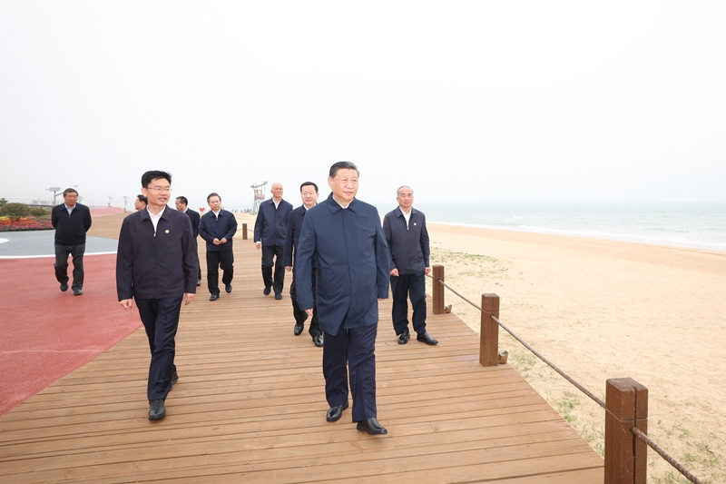 2024年5月22日，習(xí)近平總書(shū)記在山東日照陽(yáng)光海岸綠道考察。