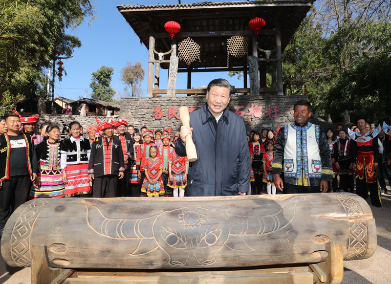 2020年1月19日，習(xí)近平總書記在云南省騰沖市清水鄉(xiāng)三家村中寨司莫拉佤族村廣場(chǎng)上，敲響三聲佤族木鼓，祝福來(lái)年風(fēng)調(diào)雨順、國(guó)泰民安。