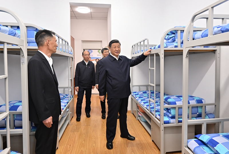 2024年6月18日下午，習近平總書記在青海果洛西寧民族中學宿舍樓察看學生住宿條件。
