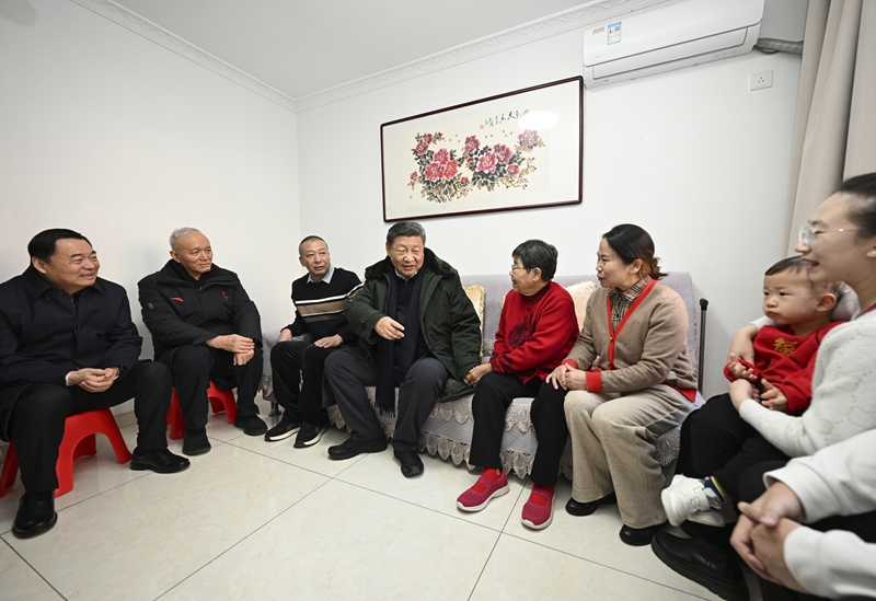 2025年1月23日上午，習近平總書記在遼寧沈陽大東區(qū)長安街道長安小區(qū)考察時，走進居民郎素蘭家中看望。