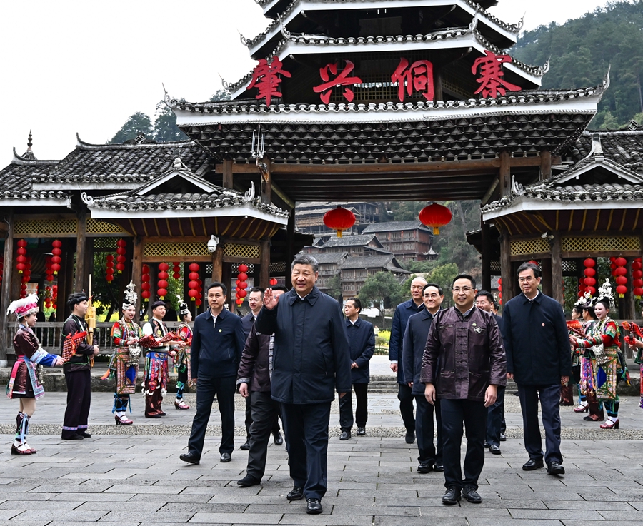 2025年3月17日下午，習(xí)近平在黔東南州黎平縣肇興侗寨考察時(shí)，在寨門(mén)口向身著民族盛裝歡迎的村民揮手致意。新華社記者 燕雁 攝