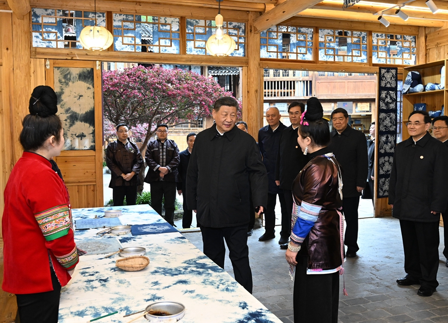 2025年3月17日下午，習(xí)近平在黔東南州黎平縣肇興侗寨侗鄉(xiāng)特色產(chǎn)業(yè)基地考察。新華社記者 謝環(huán)馳 攝