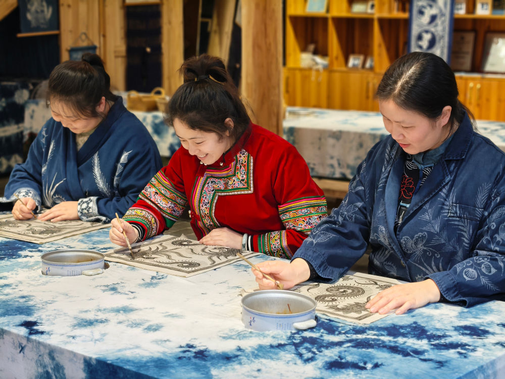 2025年3月14日，村民在肇興侗寨內(nèi)制作蠟染。圖片來(lái)源：新華社