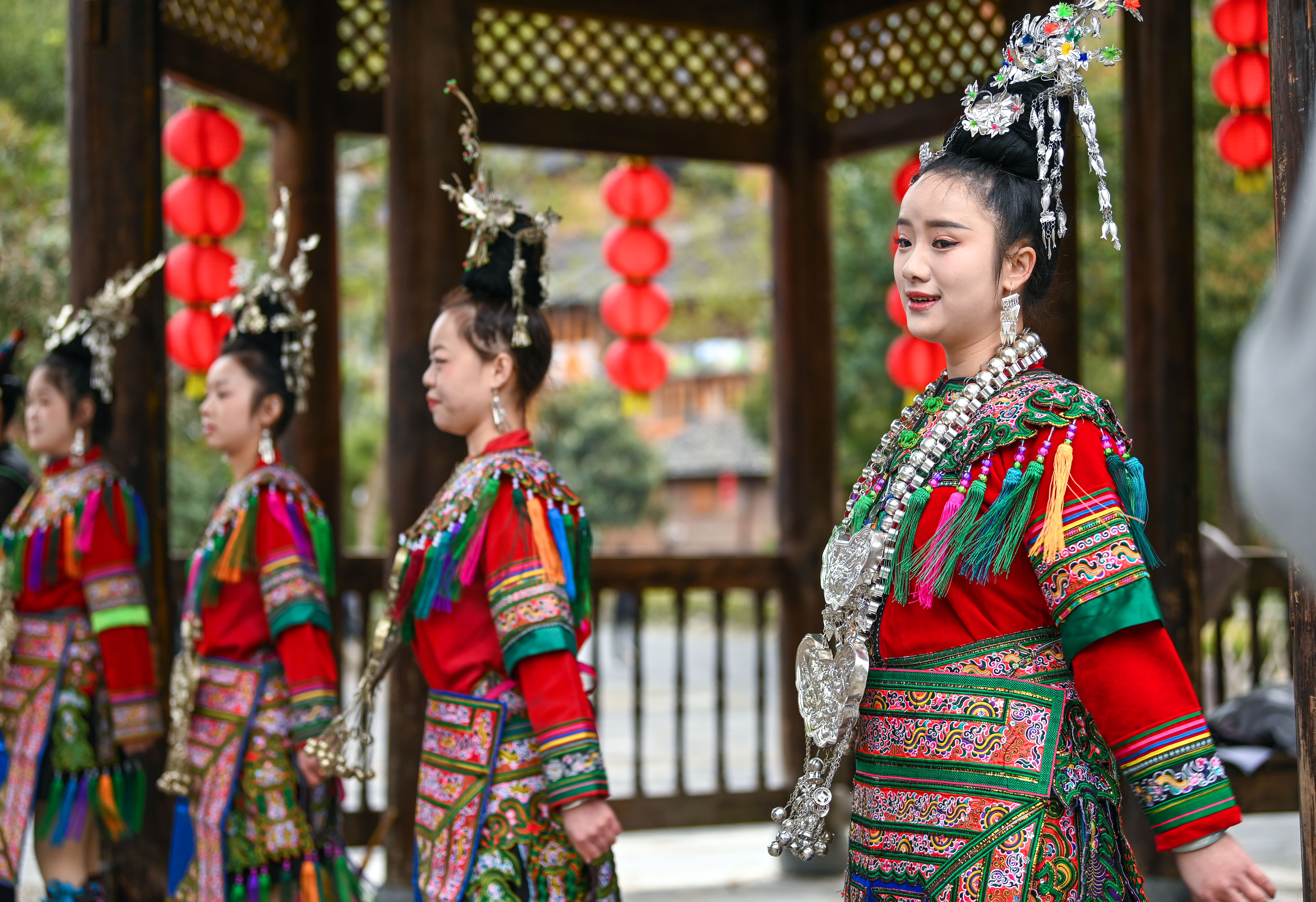  2025年3月18日，侗族群眾在貴州省黎平縣肇興侗寨給游客演唱侗族大歌。