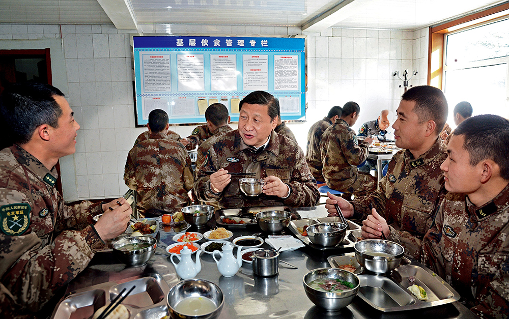 2014年1月26日，習(xí)近平主席專程來到內(nèi)蒙古軍區(qū)邊防某部，親切看望慰問戍邊官兵。這是在連隊(duì)食堂，習(xí)近平主席同戰(zhàn)士們一起用餐。