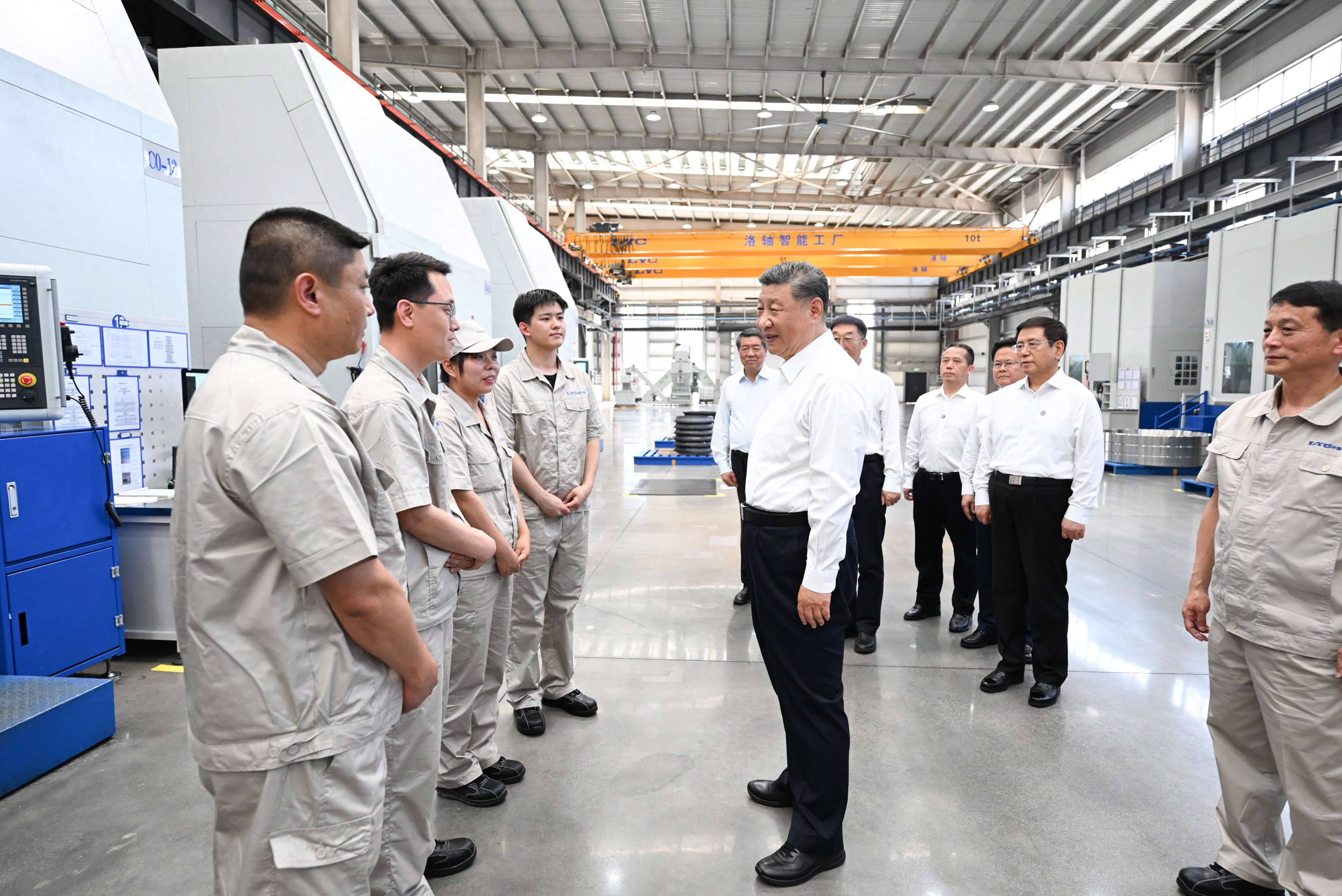5月19日至20日，中共中央總書記、國家主席、中央軍委主席習近平在河南考察。這是19日下午，習近平在洛陽軸承集團股份有限公司智能工廠考察時，同企業(yè)職工親切交流。新華社記者 燕雁 攝
