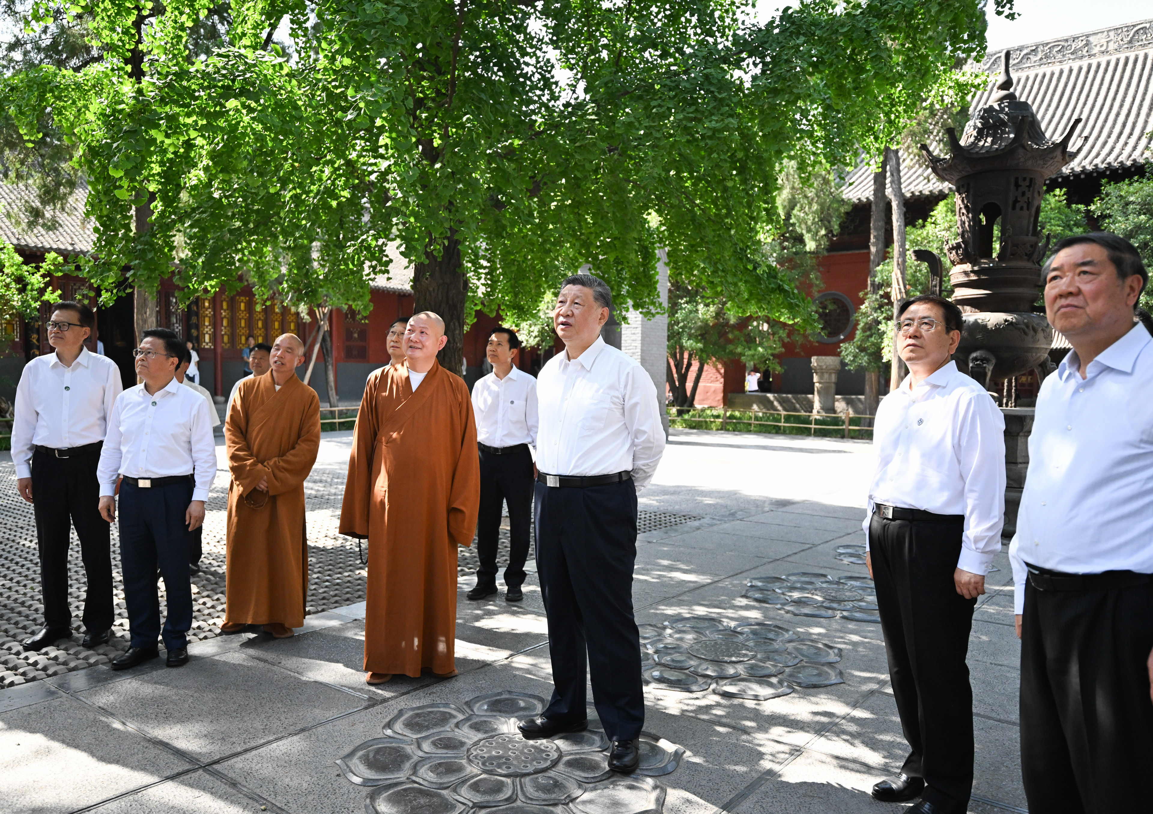 5月19日至20日，中共中央總書記、國家主席、中央軍委主席習近平在河南考察。這是19日下午，習近平在洛陽白馬寺考察。新華社記者 燕雁 攝