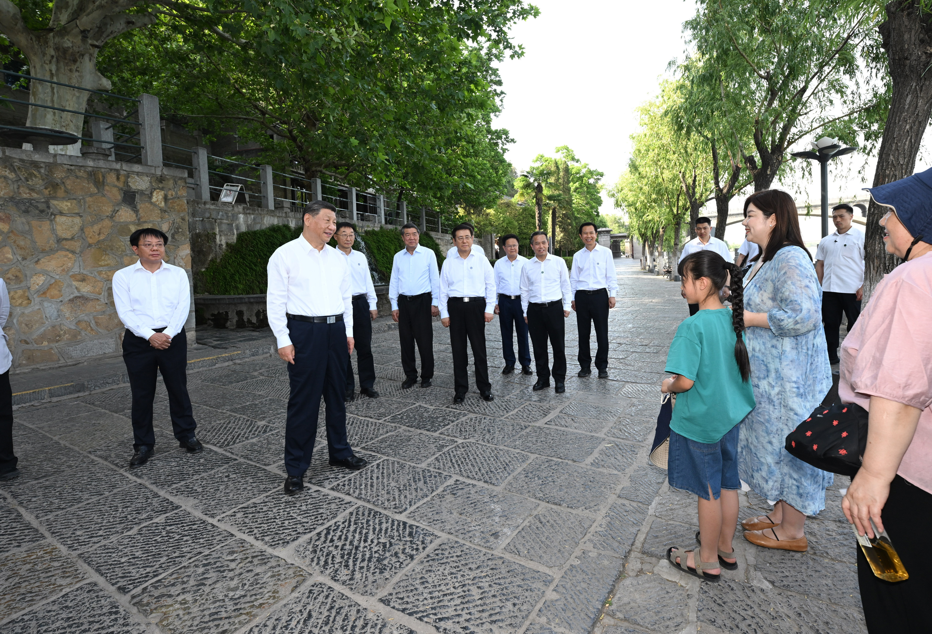 5月19日至20日，中共中央總書記、國家主席、中央軍委主席習近平在河南考察。這是19日下午，習近平在洛陽龍門石窟考察時，同游客親切交流。新華社記者 謝環(huán)馳 攝
