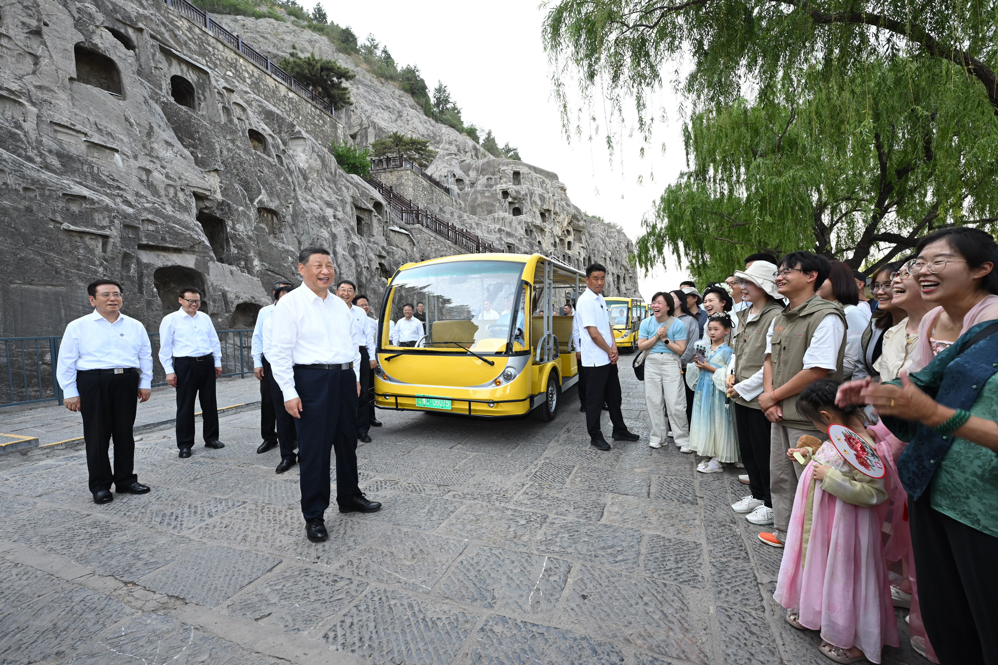5月19日至20日，中共中央總書記、國家主席、中央軍委主席習(xí)近平在河南考察。這是19日下午，習(xí)近平在洛陽龍門石窟考察時，同游客親切交流。新華社記者 謝環(huán)馳 攝