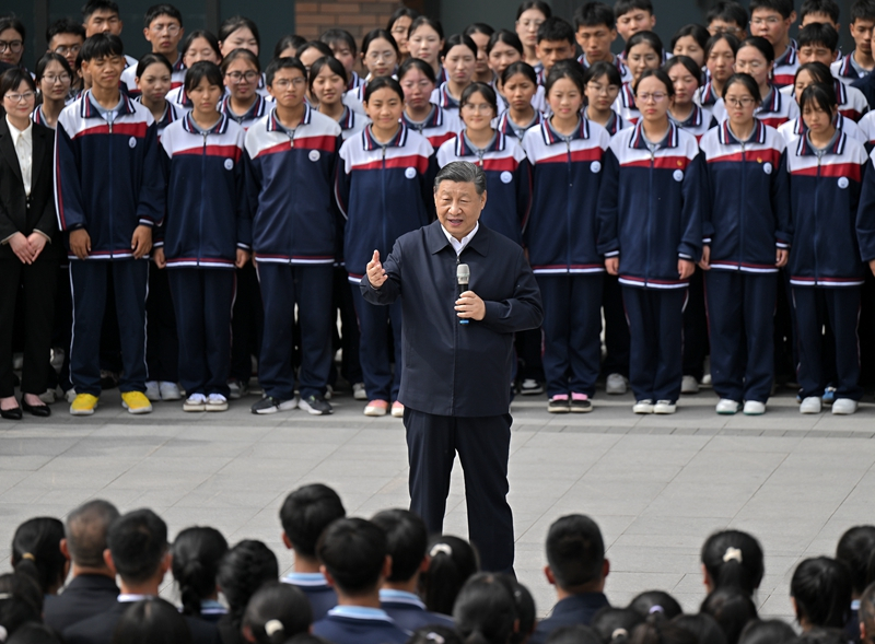 2024年6月18日，習(xí)近平總書(shū)記在青海果洛西寧民族中學(xué)考察時(shí)，同師生們親切交流。