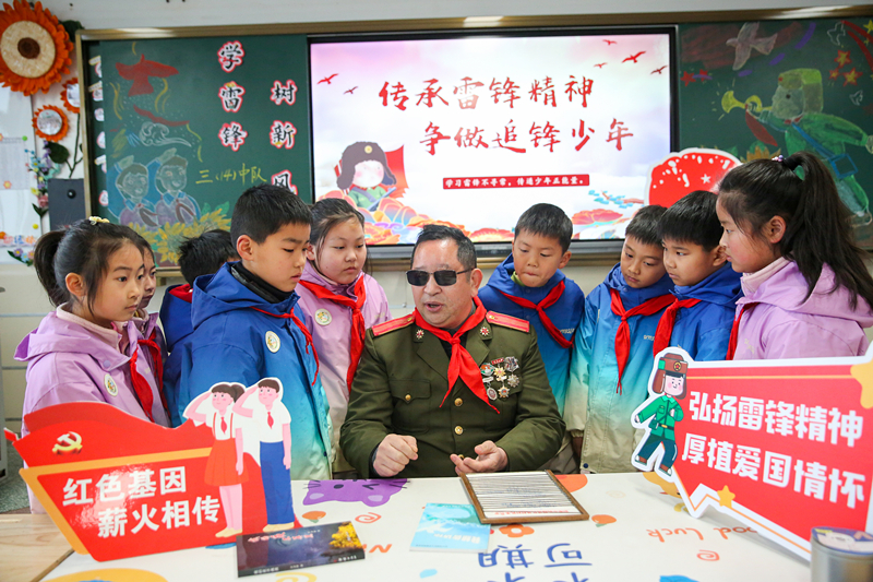 2025年3月3日，江蘇南通如皋市安定小學(xué)里，傷殘軍人許波銀在思政小課堂上向?qū)W生講述雷鋒故事。