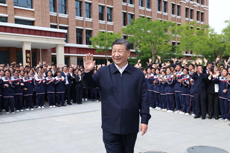 2024年6月18日，習(xí)近平總書記在青海果洛西寧民族中學(xué)考察時，向師生們揮手致意。