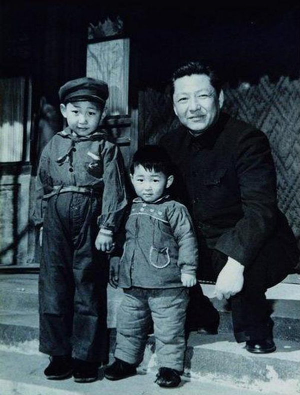 1958年，習(xí)仲勛與兒子習(xí)近平、習(xí)遠平在一起。