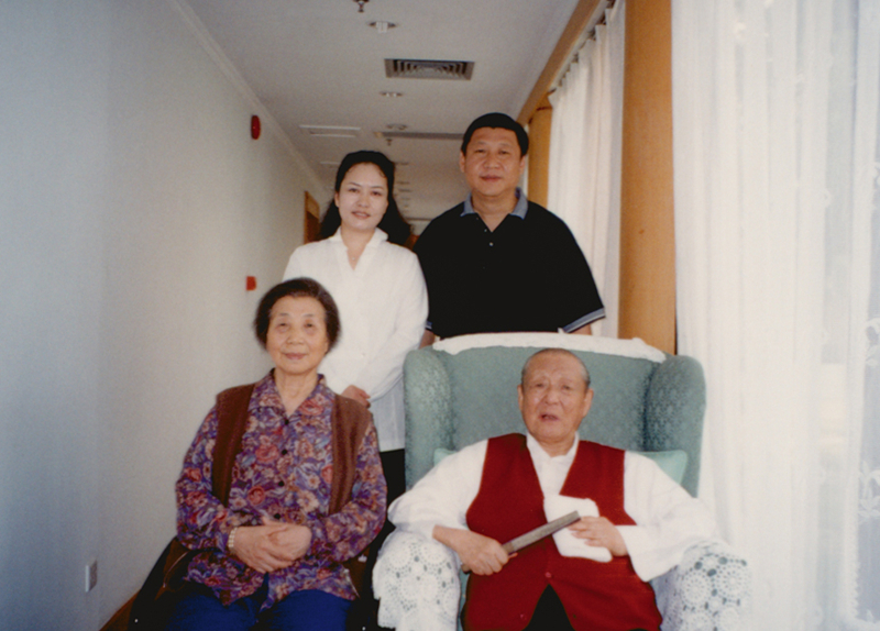 習(xí)近平與夫人彭麗媛同父親習(xí)仲勛、母親齊心的合影。