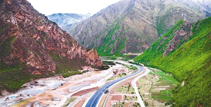 G4218林芝至拉薩高等級公路加色段在大山深處延伸。_jpg.jpg