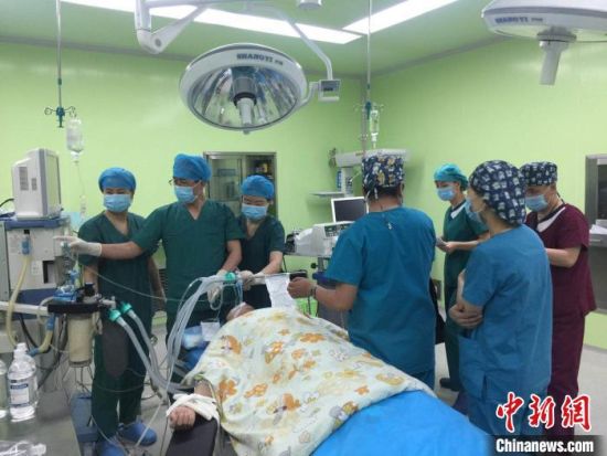 圖為馬少元(左二)為患者做手術(shù)。青海省第四人民醫(yī)院供圖