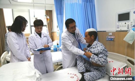 圖為馬少元(右二)為患者做檢查。青海省第四人民醫(yī)院供圖