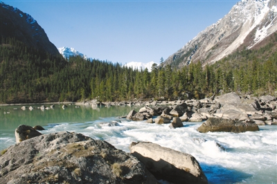 然烏湖美景。圖片由昌都市委宣傳部提供.jpg