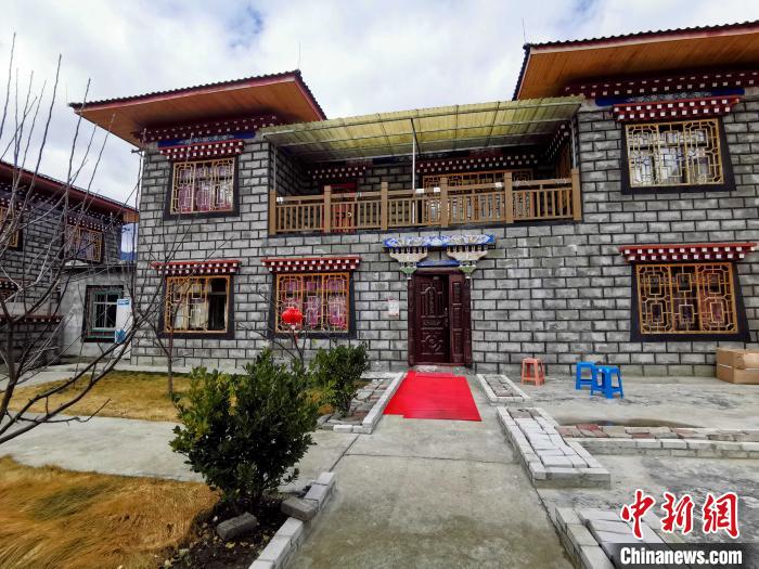 圖為林芝米林縣羌納鄉(xiāng)西嘎村村民家家戶戶發(fā)展庭院經(jīng)濟(jì)，院內(nèi)種滿了各種果樹?！≮w延 攝