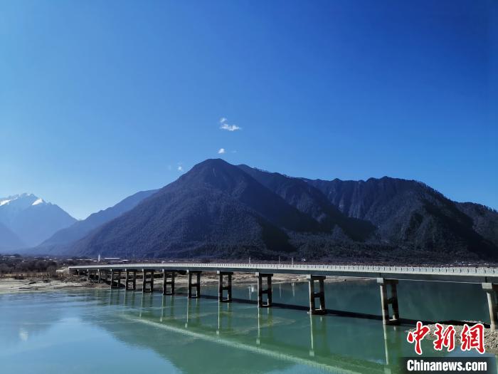 圖為現(xiàn)在已經(jīng)通車的魯霞大橋。　趙延 攝
