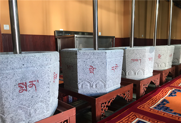 圖為藏醫(yī)院的藏藥加工地。.png