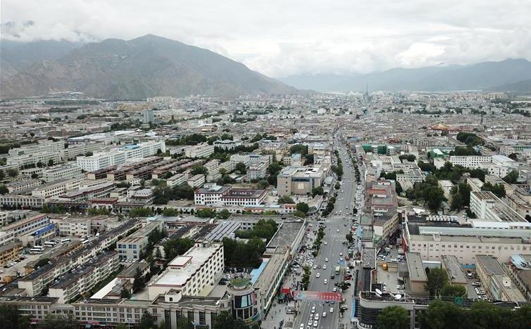 8月10日無人機(jī)拍攝的拉薩城市一景。新華社記者 王益亮 攝.jpg