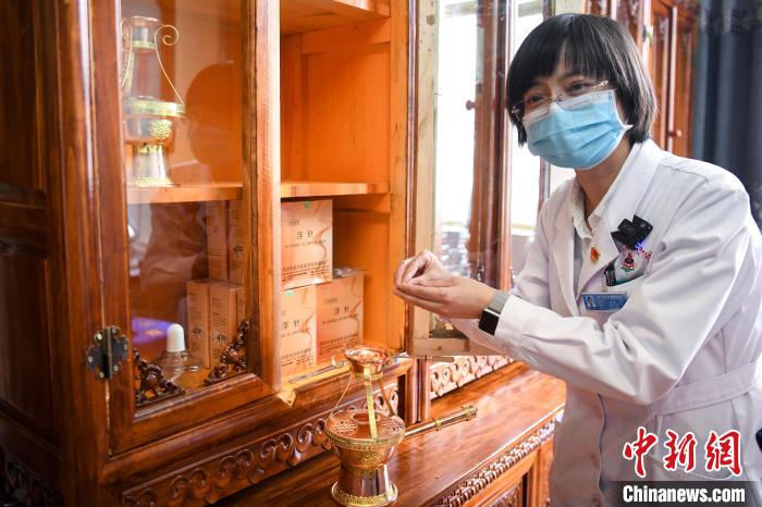 湖南中醫(yī)藥大學第一附屬醫(yī)院外治科援藏醫(yī)生譚濤介紹中醫(yī)和藏醫(yī)向結(jié)合的霍爾麥療法?！钊A峰 攝
