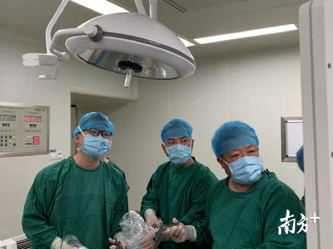 李英儒（左一）開展林芝地區(qū)首例腹腔鏡右半結(jié)腸癌根治術(shù)。