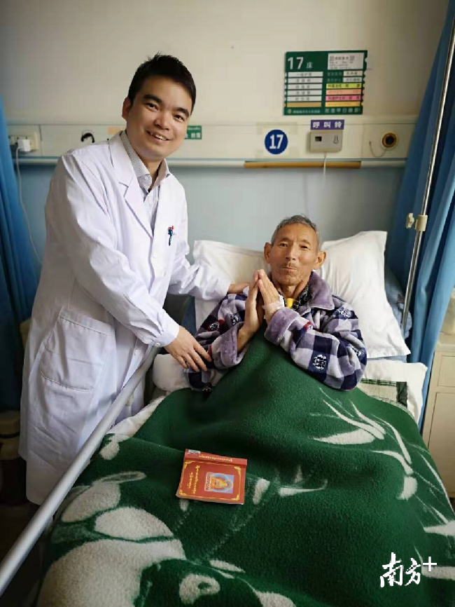 李英儒給阿伯實(shí)施了林芝地區(qū)首例腹腔鏡胃癌根治術(shù)，術(shù)后阿伯恢復(fù)良好。