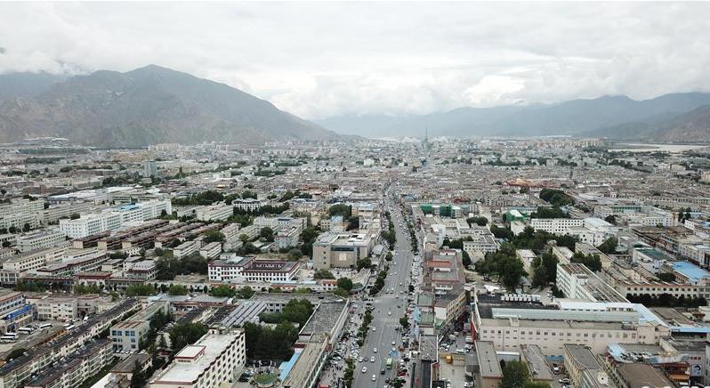 8月10日無人機(jī)拍攝的拉薩城市一景。新華社記者 王益亮 攝.jpg