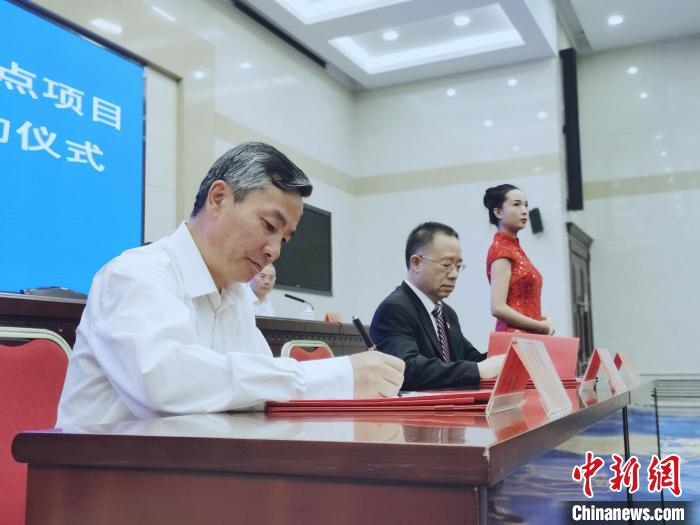 圖為青海省副省長(zhǎng)匡湧(左)簽訂合作共建區(qū)域醫(yī)療中心框架協(xié)議?！?zhí)砀?攝