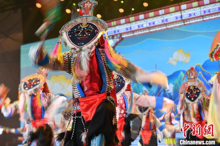 圖為演員在聯(lián)歡晚會(huì)上表演?！∝暩聛?lái)松 攝
