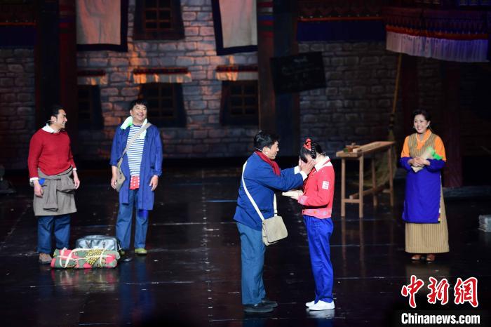 圖為西藏本土話劇《八廓街北院》演出現(xiàn)場?！∝暩聛硭?攝