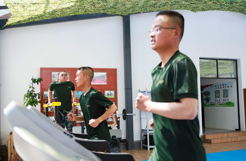 官兵正在新配發(fā)的跑步機(jī)上運(yùn)動(dòng)。