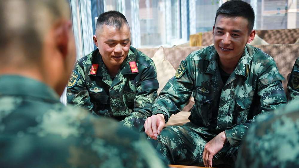 官兵正在陽(yáng)光棚內(nèi)優(yōu)雅的環(huán)境中下象棋。