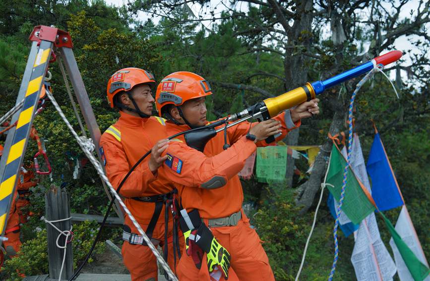 發(fā)射拋投器 。西繞拉翁攝