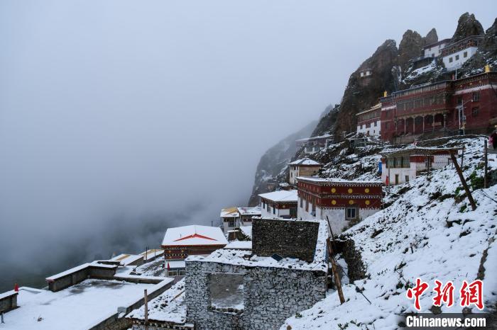 位于孜珠山頂?shù)乃聫R被云霧環(huán)繞，猶如仙境。　江飛波 攝