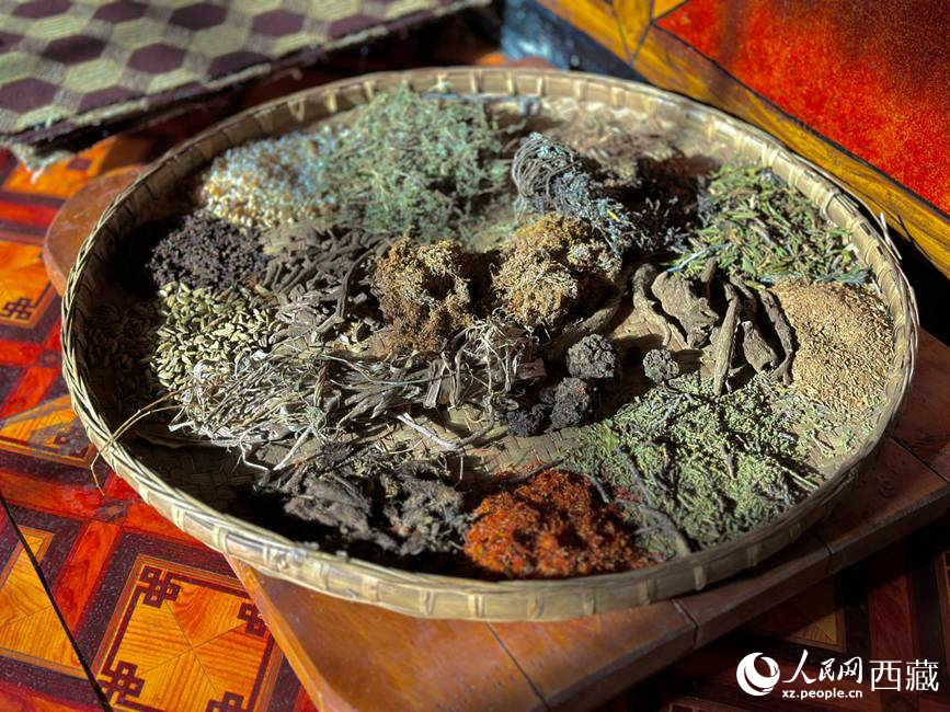 制作藏香的草本原料。人民網(wǎng)記者 次仁羅布攝