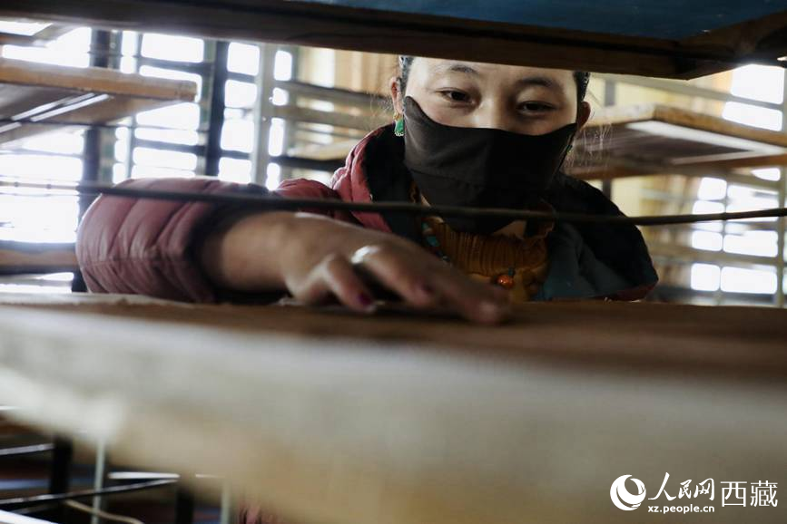 晾曬制作好的藏香。人民網(wǎng)記者 次仁羅布攝