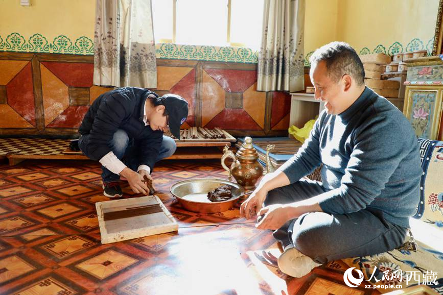 游客正在學(xué)習(xí)制作藏香。人民網(wǎng) 記者次仁羅布攝