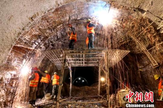 圖為施工人員正在進(jìn)行隧道支護(hù)焊接作業(yè)?！￡悤?攝