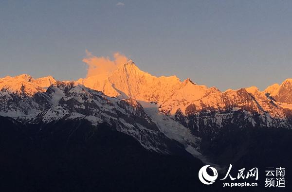 迪慶梅里雪山“日照金山”景觀。（供圖）