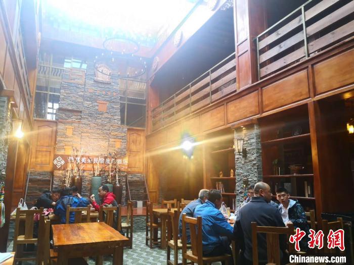 圖為扎尕那的藏式民宿酒店中，游客正在用餐。　史靜靜 攝
