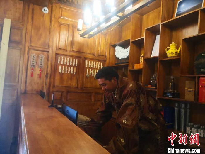 圖為桑杰才讓用電腦處理財務(wù)。　史靜靜 攝