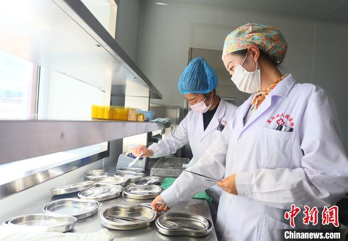 7月下旬，夏河縣人民醫(yī)院醫(yī)生進(jìn)行手術(shù)用具的消毒清潔。　高展 攝