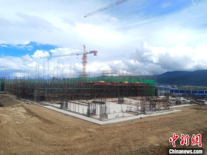 圖為香格里拉站實現(xiàn)封頂。中國鐵路昆明局集團供圖