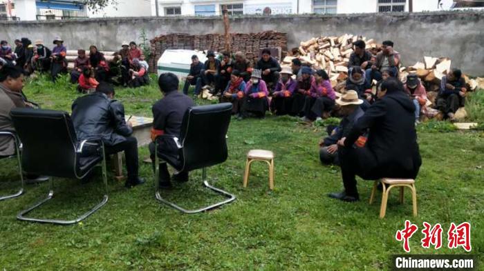 村民接受防火常識(shí)教育。若爾蓋縣林業(yè)和草原局供圖